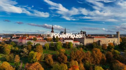 Stare Miasto w Tallinie jesienią Widok z lotu ptaka na historyczne piękno Estonii